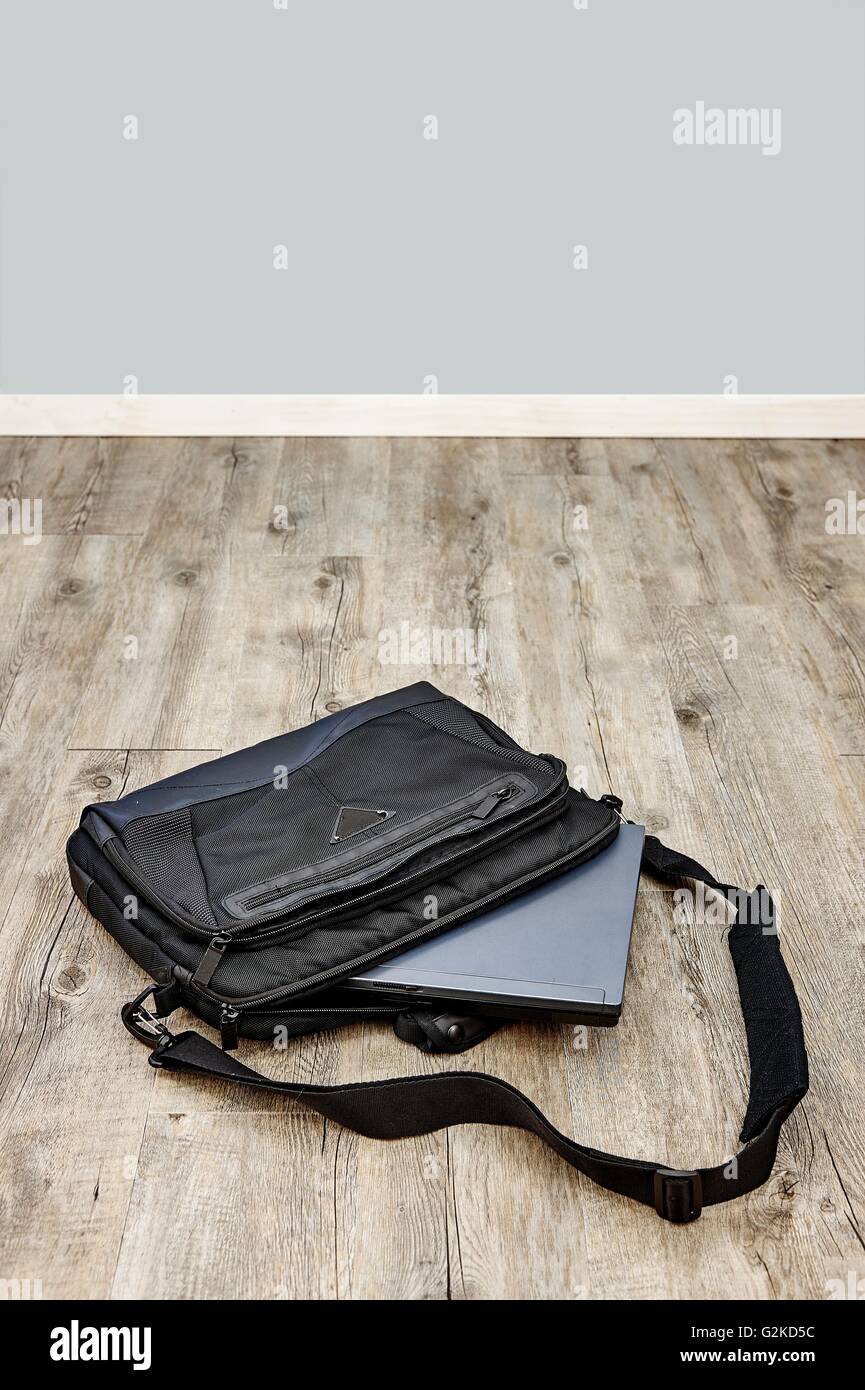 Studio photo laptop shoulder bag hi-res stock photography and images ...