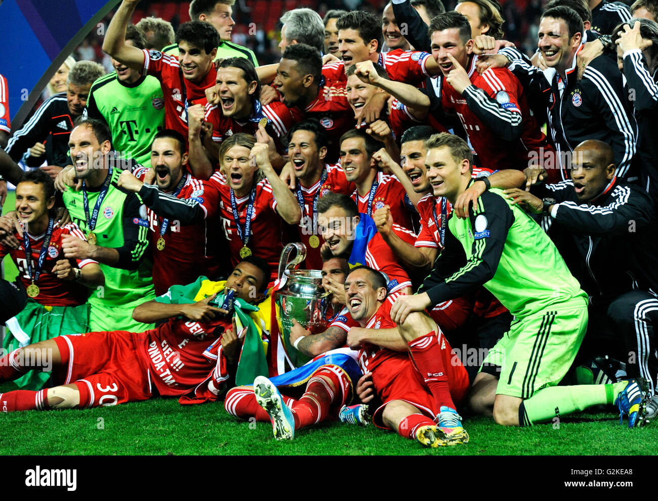 Team of FC Bayern cheering jubilantly with the trophy, UEFA Champions  League Final 2013, Borussia Dortmund - FC Bayern Munich Stock Photo - Alamy