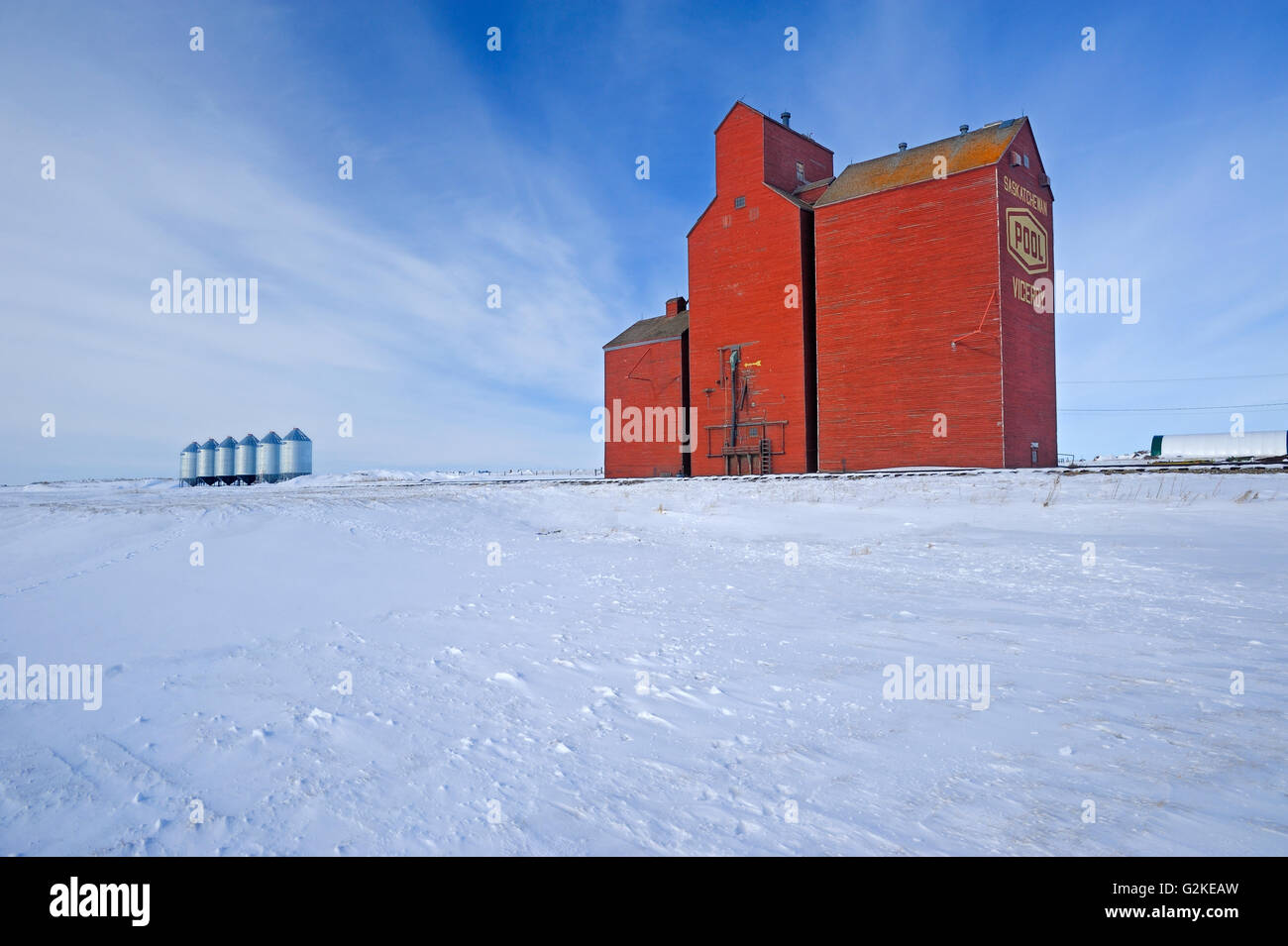 Grain elevator and grain bins Viceroy Saskatchewan Canada Stock Photo