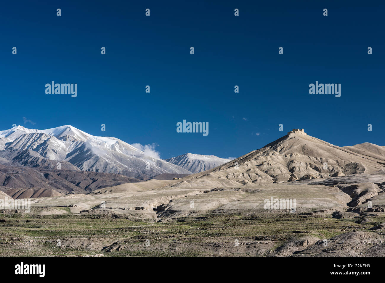 Snowy mountains and ruin, mountain scenery in Lo Manthang, kingdom of Mustang, Upper Mustang, Himalaya, Nepal Stock Photo
