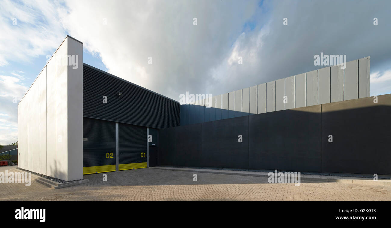 Vehicle entrance to rear. Keynsham Custody Suite and Prosecution and Investigation Facility, Keynsham, United Kingdom. Architect: Haverstock Associates LLP, 2014. Stock Photo