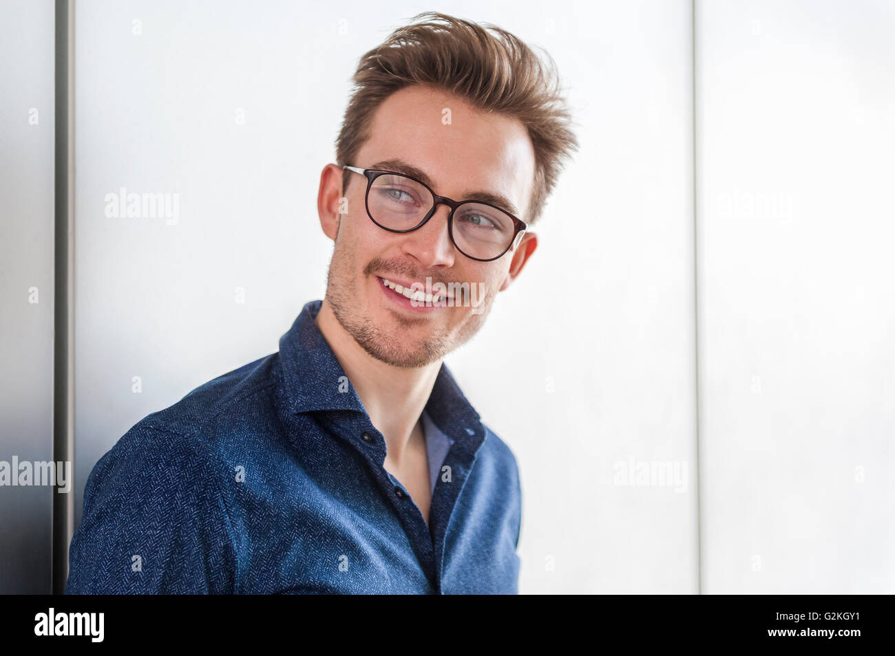 Portrait of smiling young man wearing glasses Stock Photo - Alamy
