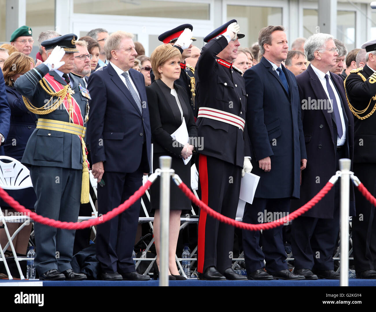 (Centre to right) First Minister Nicola Sturgeon, Lord-Lieutenant of Orkney Bill Spence, Prime Minister David Cameron and Defence Secretary Michael Fallon attend a service at Lyness Cemetery on the island of Hoy, Orkney, to mark the centenary of the Battle of Jutland. Stock Photo