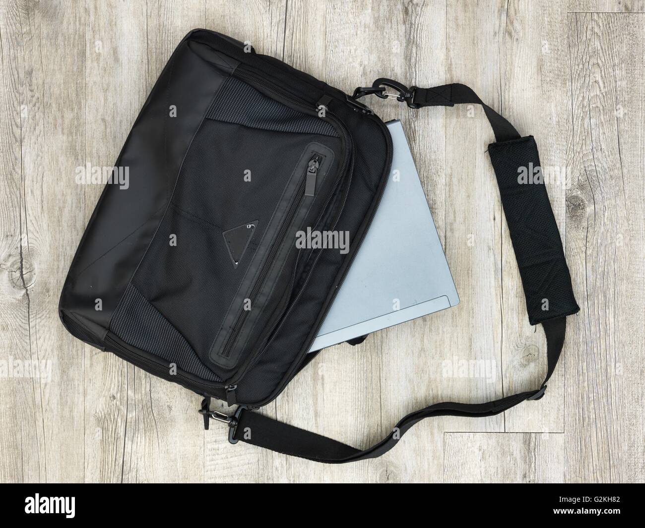 Studio photo laptop shoulder bag hi-res stock photography and images ...