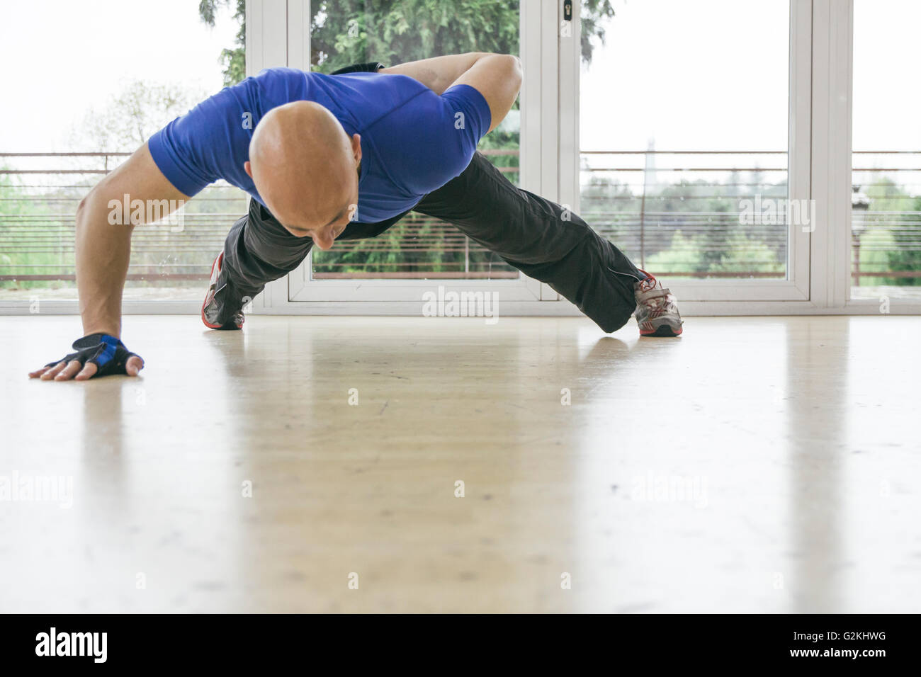 One hand push ups hi-res stock photography and images - Alamy