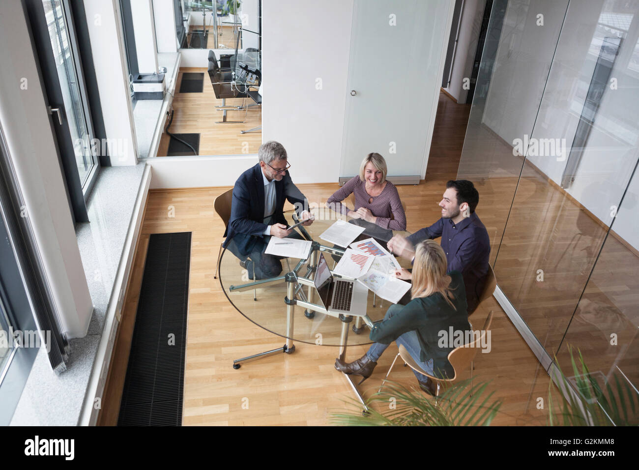 Office meeting birds eye hi-res stock photography and images - Alamy