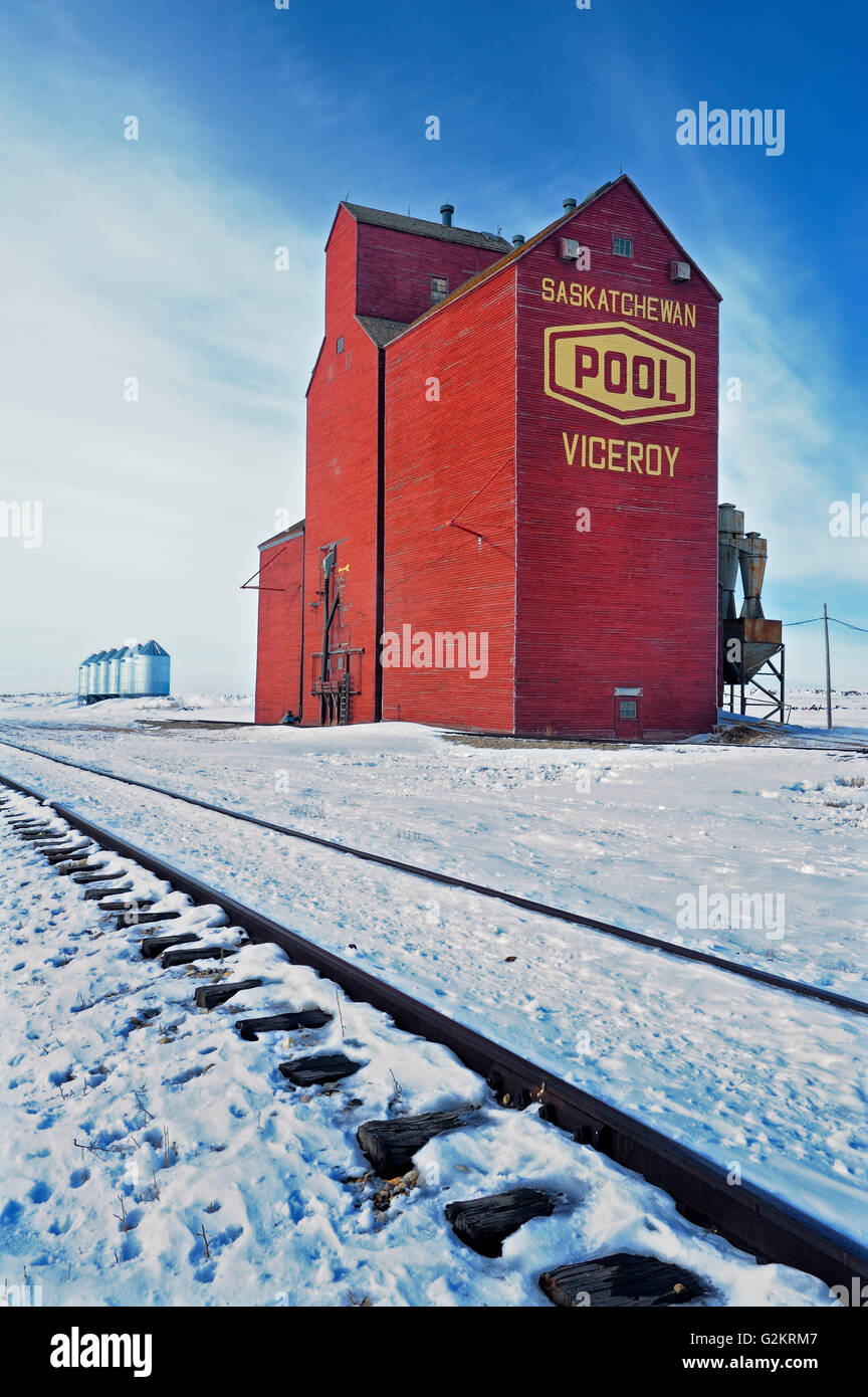 Grain elevator and grain bins Viceroy Saskatchewan Canada Stock Photo