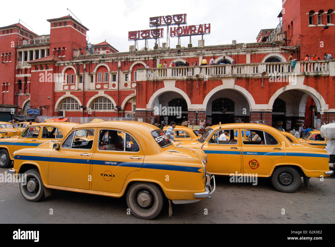 INDIA Westbengal Calcutta Kolkata, railway station Howrah, waiting line of yellow cab HM Ambassador based on old Oxford Morris Modell, still produced in HM car factory Stock Photo