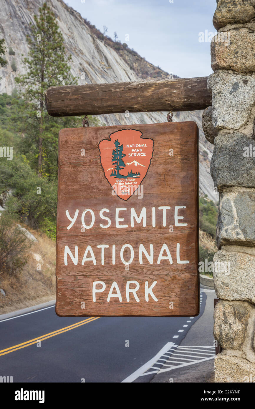 Entrance sign at Yosemite National Park, USA Stock Photo - Alamy