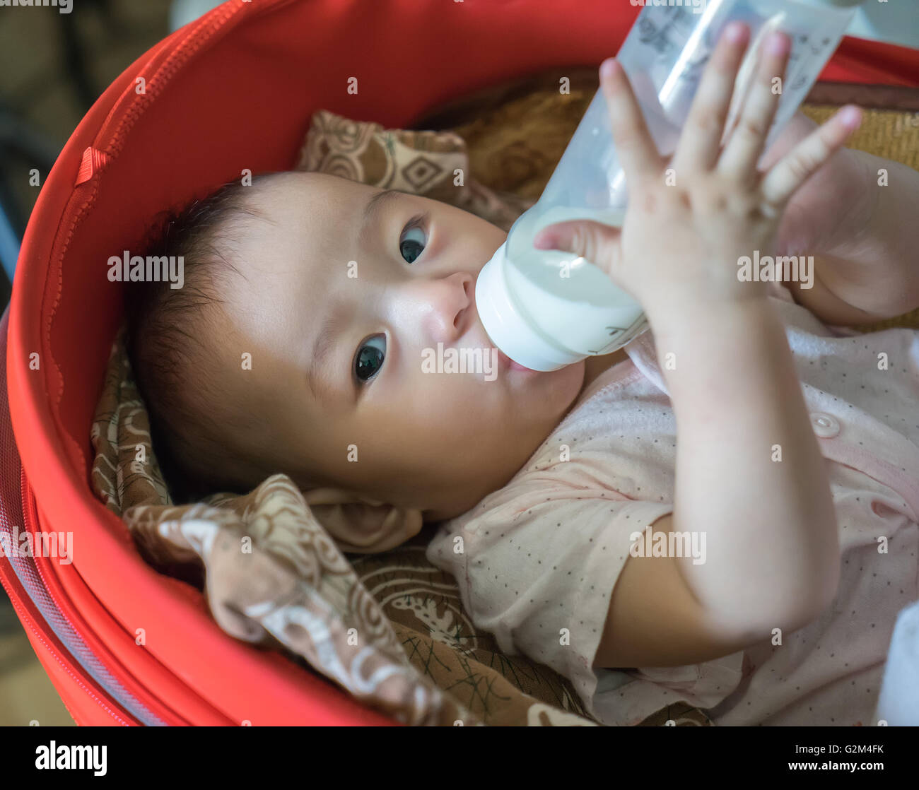 Baby hold bottle hires stock photography and images Alamy
