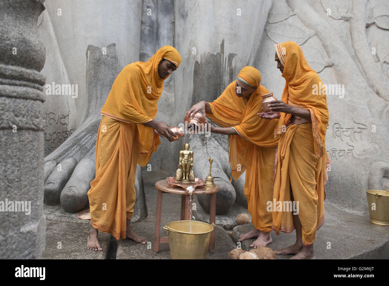 Jain priests performing religious rituals to Bahubali, Gomateshwara, Vindhyagiri Hill, Shravanbelgola, Karnataka, India Stock Photo