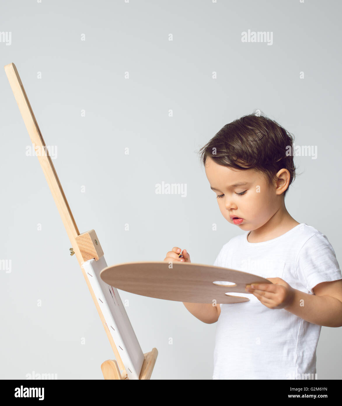 https://c8.alamy.com/comp/G2M6YN/child-drawing-on-the-easel-G2M6YN.jpg