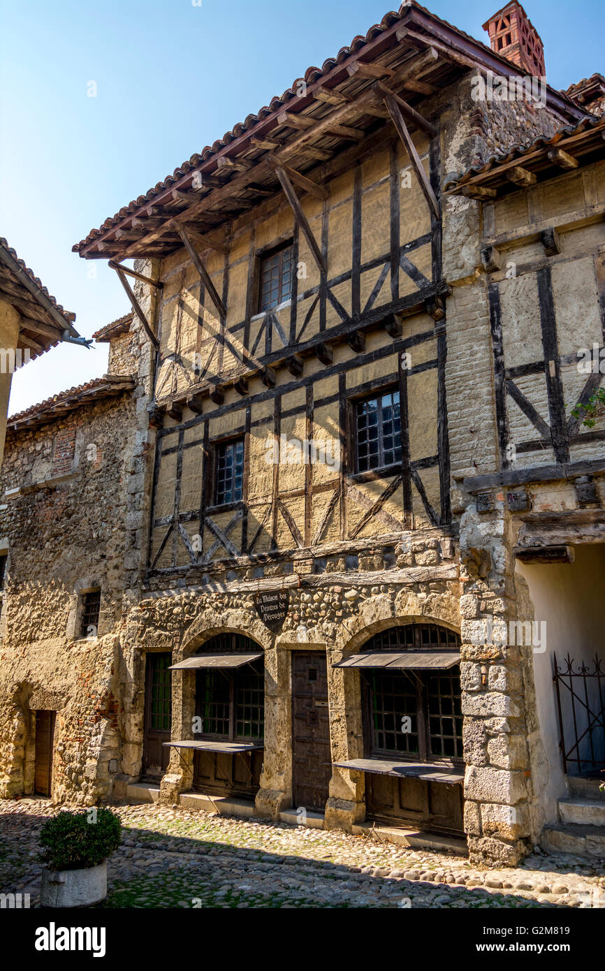 La maison des peintres de perouges hi-res stock photography and images ...