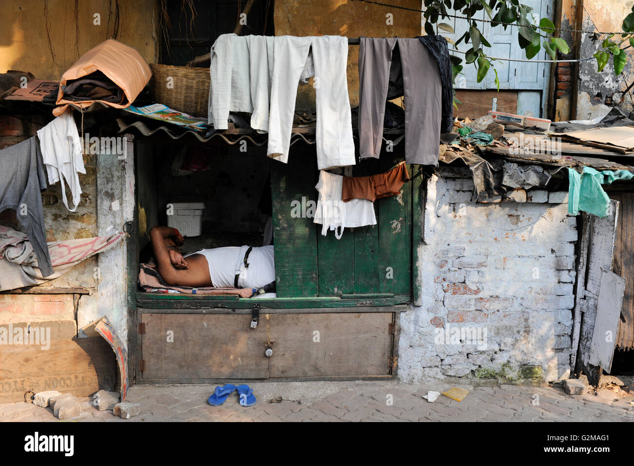 INDIA Westbengal Calcutta Kolkata, homeless people at Elgin Road / INDIEN Westbengalen Megacity Kalkutta, obdachlose Menschen schlafen am Strassenrand der Elgin Road Stock Photo