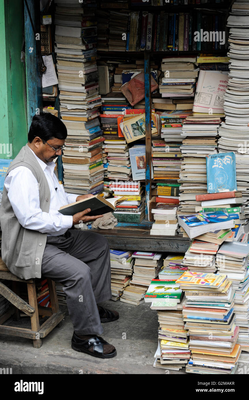 INDIA Westbengal, Kolkata, bookstore on the road near university / INDIEN, Westbengalen, Kolkata, Buchladen an der Universitaet Stock Photo