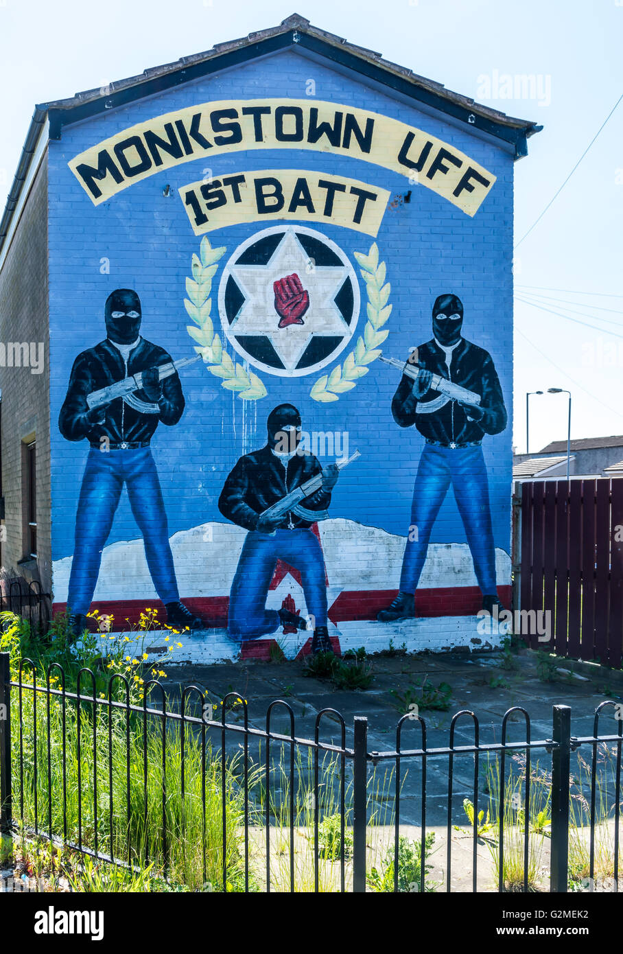 Monkstown 1st Batt loyalist mural depicting masked and armed gunmen from UFF UDA. Stock Photo