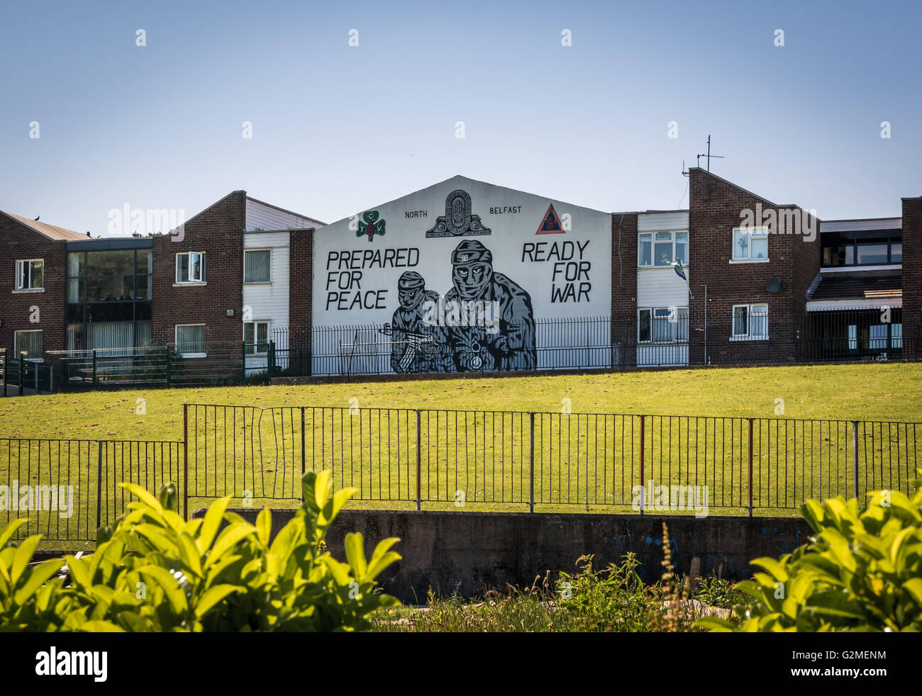 Prepared For Peace, Ready For War loyalist mural at entrance to Mount Vernon estate in North Belfast. Stock Photo