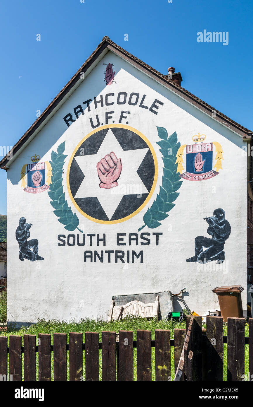 Rathcoole UFF South East Antrim mural depicting armed gunmen. Stock Photo