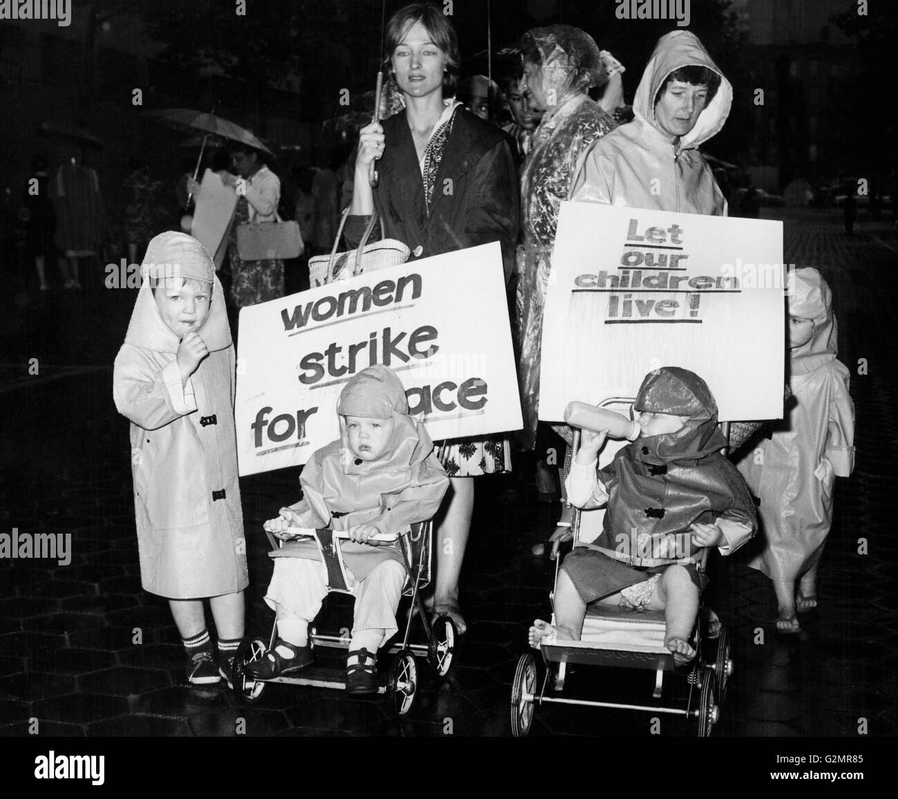 Mothers with children in an anti-nuclear demonstration,new york,1962 Stock Photo