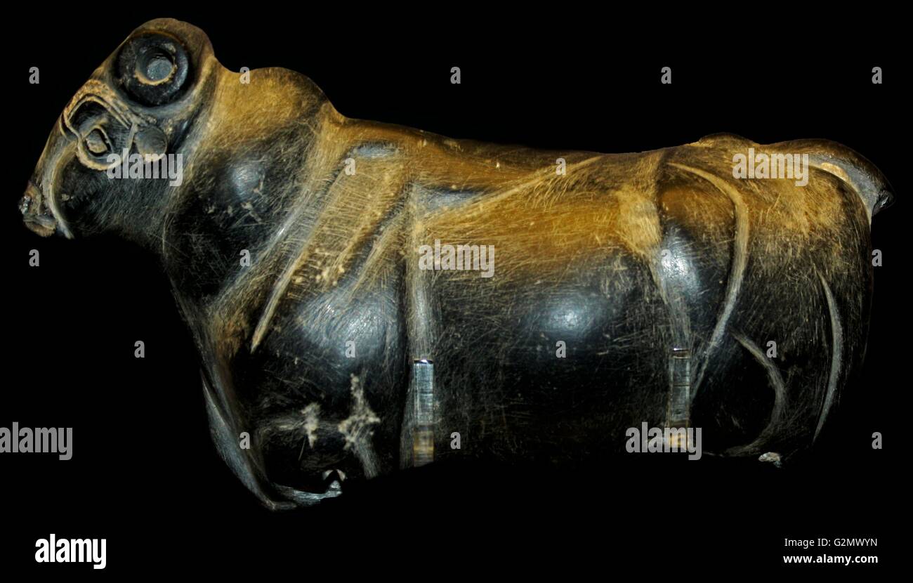 Stone figure of a bull. Late fourth millennium BC, southern Mesopotamia. Stock Photo