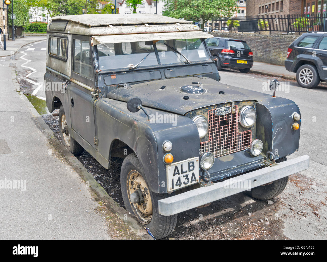 OXFORD CITY AN OLD LAND ROVER VEHICLE PARKED IN COWLEY PLAIN Stock Photo
