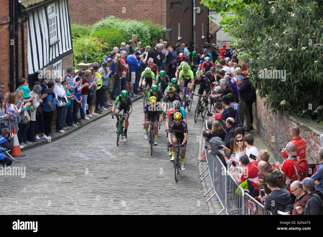 Lincoln Grand Prix cycle race cresting the top of the Michaelgate climb and cobbles Stock Photo