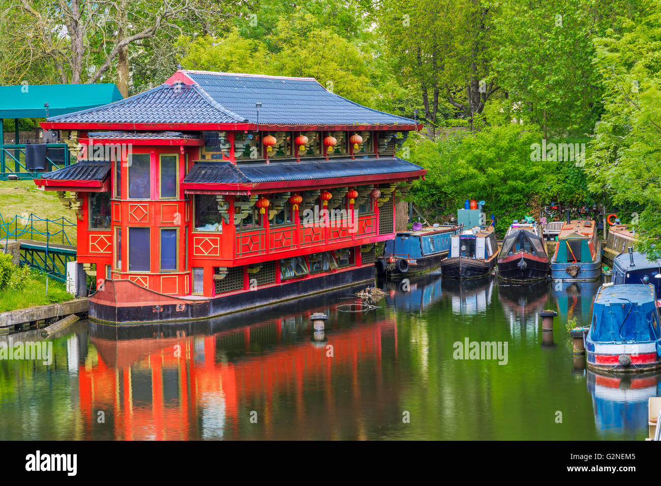 Floating Chinese restaurant on Regent’s canal, London Stock Photo