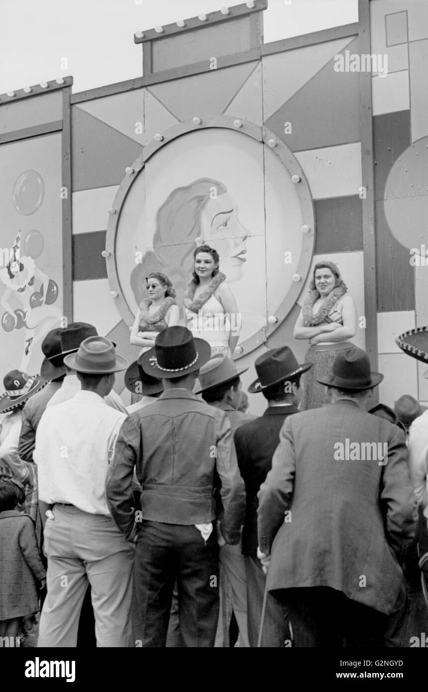 Crowd Watching Girlie Show at Carnival, Brownsville, Texas, USA, Arthur Rothstein for Farm Security Administration (FSA), February 1942 Stock Photo