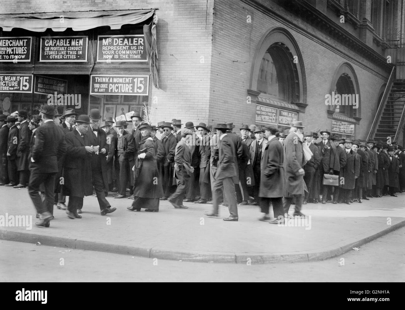 Crowd outside Metropolitan Opera House, New York City, New York, USA, November, 12, 1914 Stock Photo