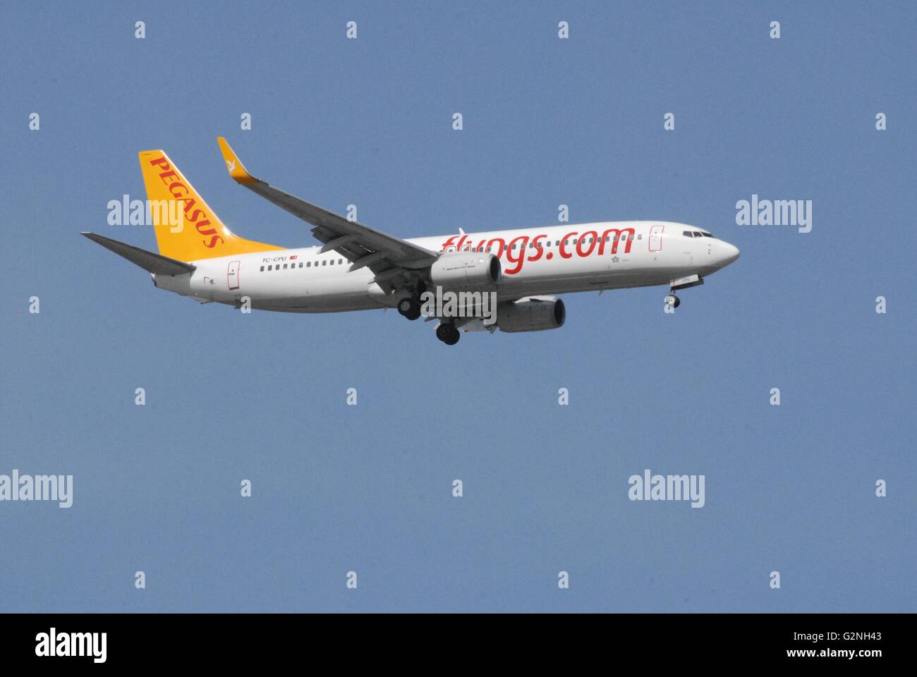 Pegasus Airlines Boeing 737-800 aircraft during the approach to Adnan Menderes Airport Stock Photo