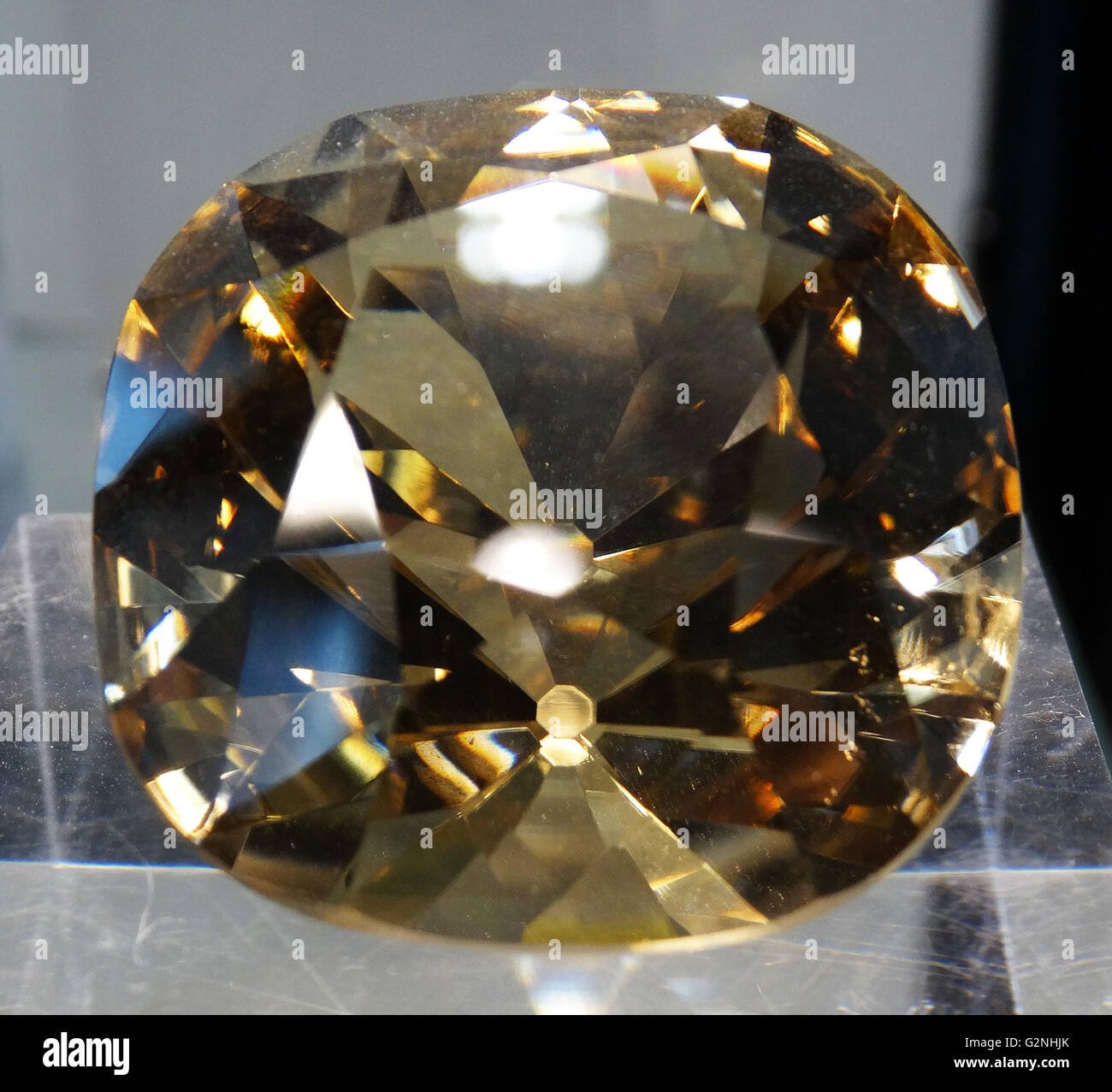 De Beers Yellow Diamond. De Beers is a cartel of companies that dominate the Diamond industry. The company was founded in 1888 by British businessman Cecil Rhodes, financed by the South African diamond magnate Alfred Beit and the London-based N M Rothschild & Sons bank. Dated 2014 Stock Photo