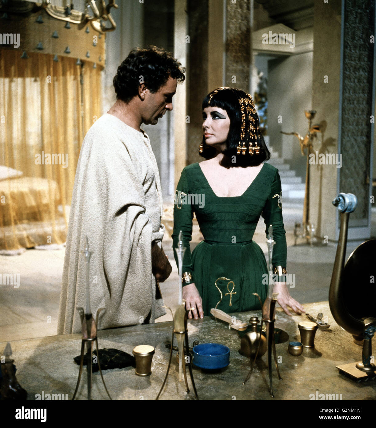 Elizabeth Taylor as Cleopatra with Richard Burton as Marc Anthony, in the 1963 epic drama film directed by Joseph L. Mankiewicz. Stock Photo