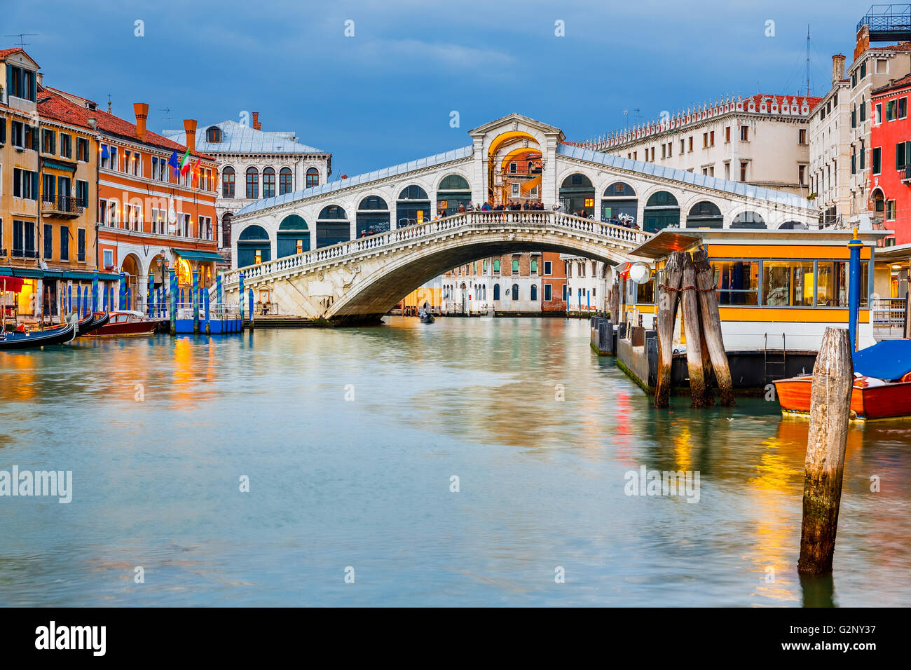 Rialto Bridge at dusk Stock Photo - Alamy