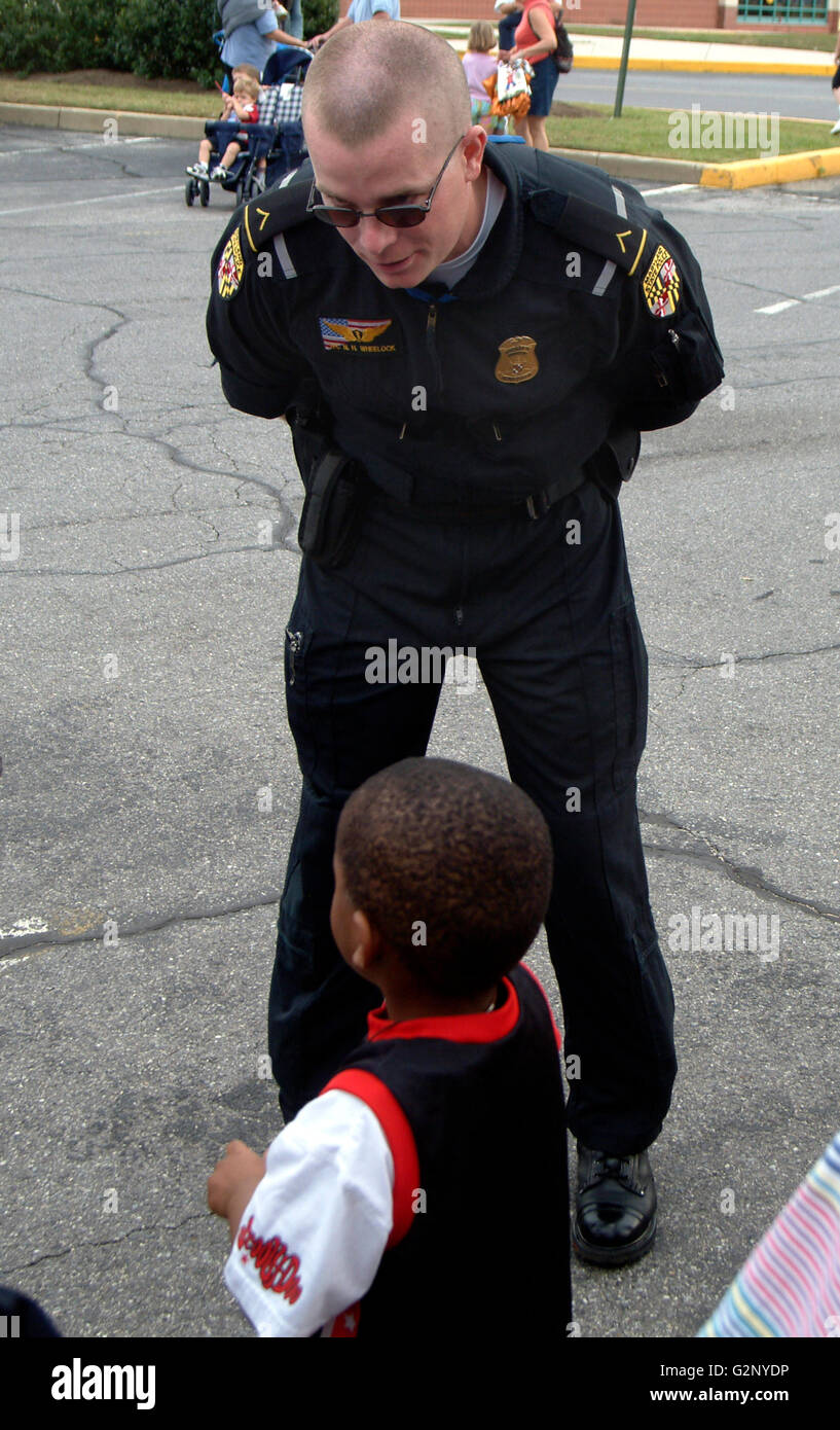 Md State trooper talks to little child Stock Photo