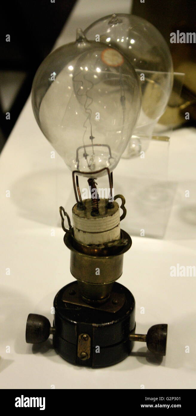 Early incandescent lamps. Using a carbon filament which was developed simultaneously by Thomas Edison and JW Swan in 1880. Stock Photo