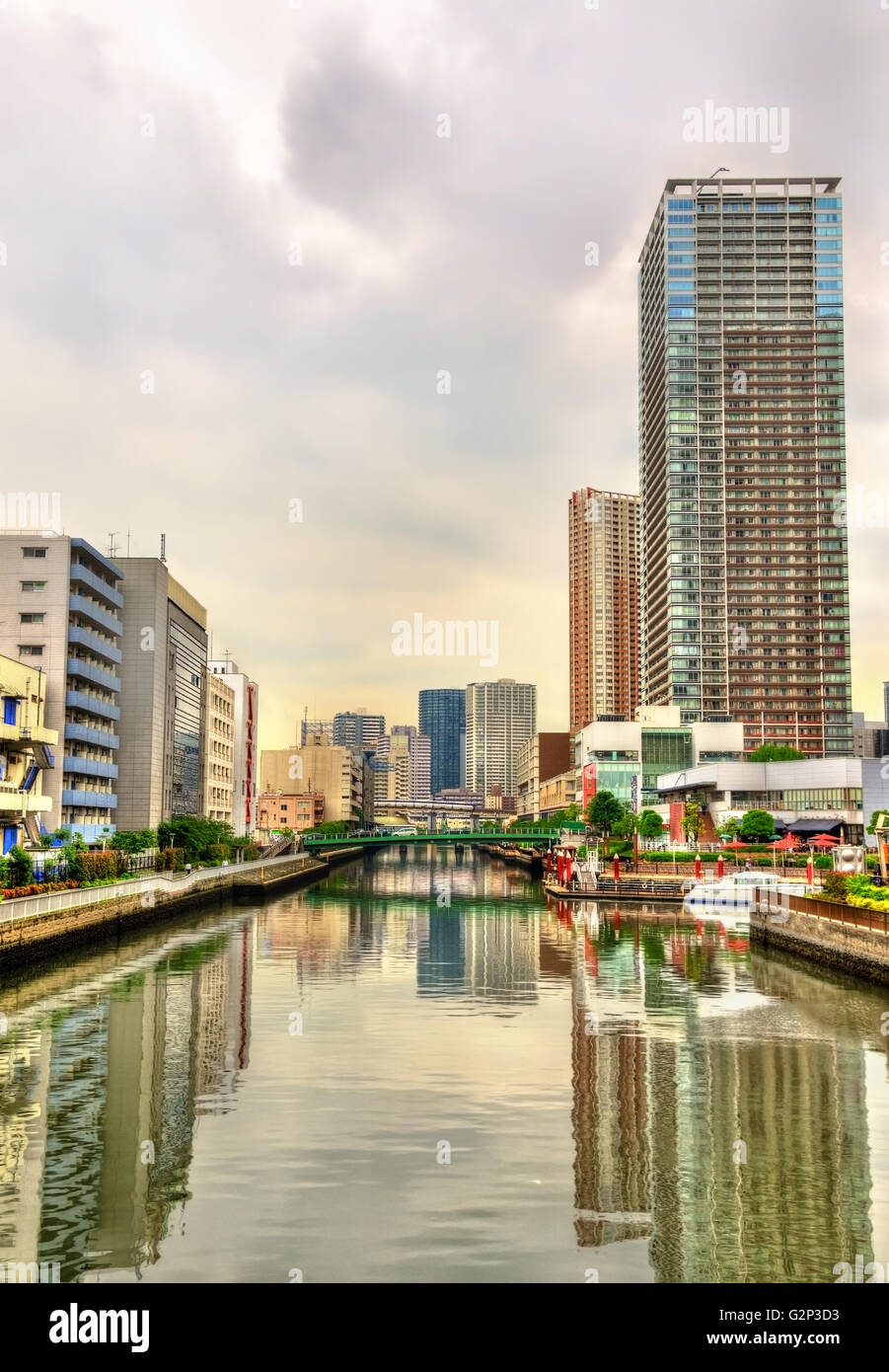 Buildings and canal in Minato ward - Tokyo Stock Photo