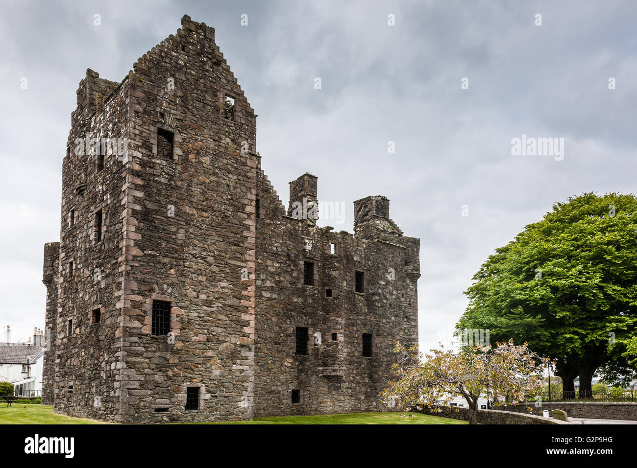 MacLellan's Castle and war memorial, Kirkcudbright, Dumfries & Galloway, Scotland Stock Photo