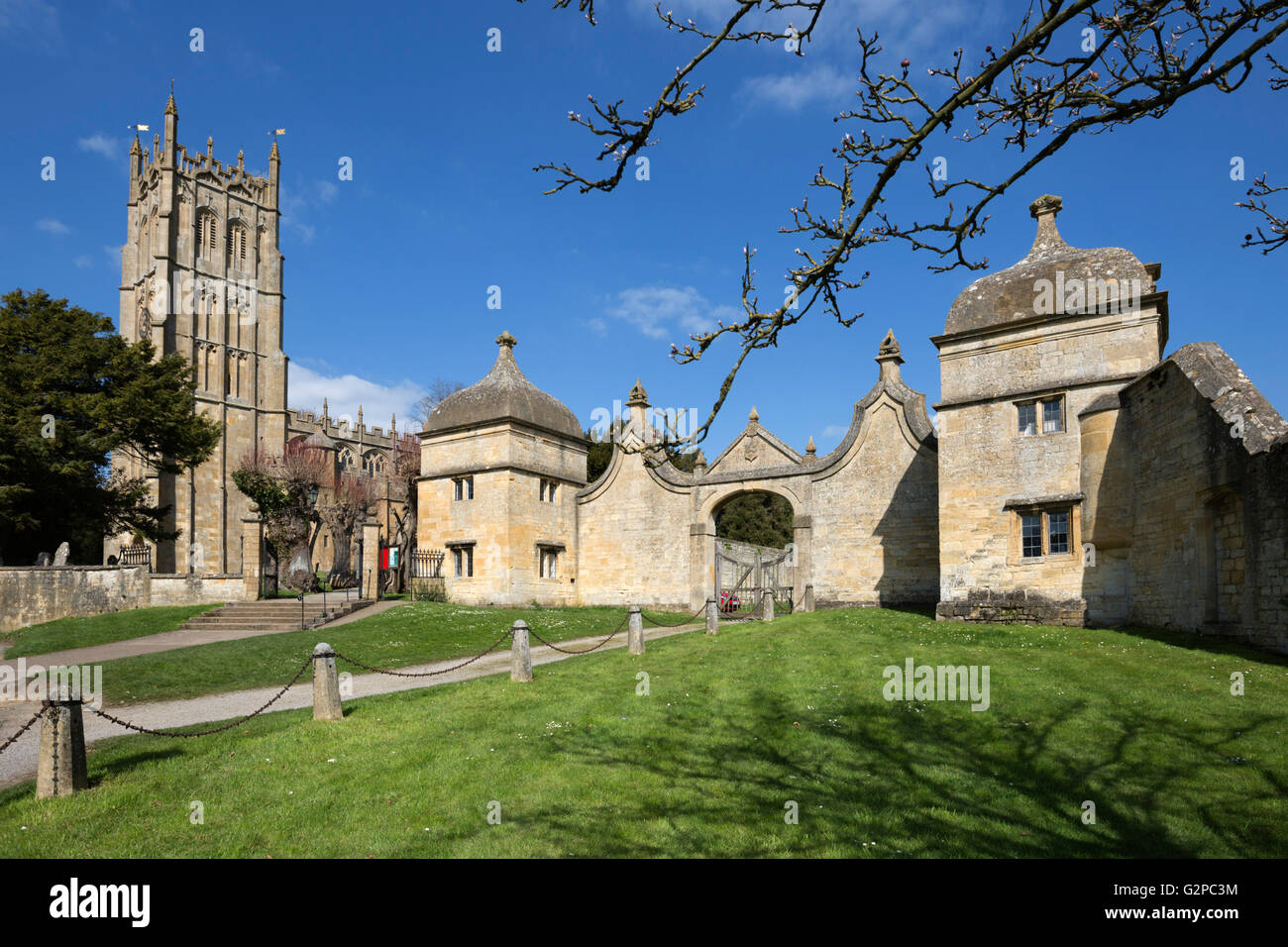 Campden House gatehouse and St James' church, Chipping Campden