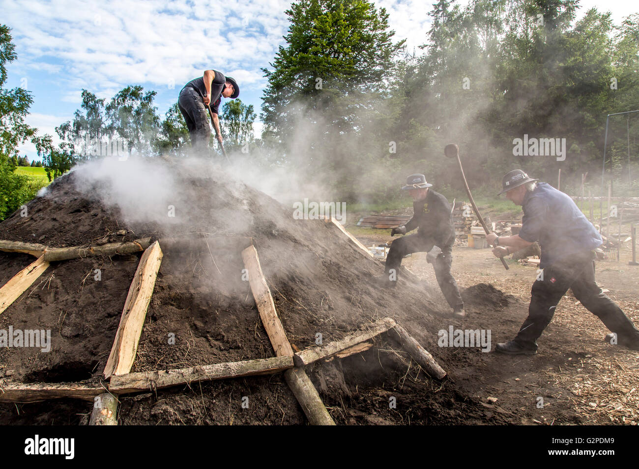 Running, burning, of a traditional charcoal kiln in WinterbergZüschen
