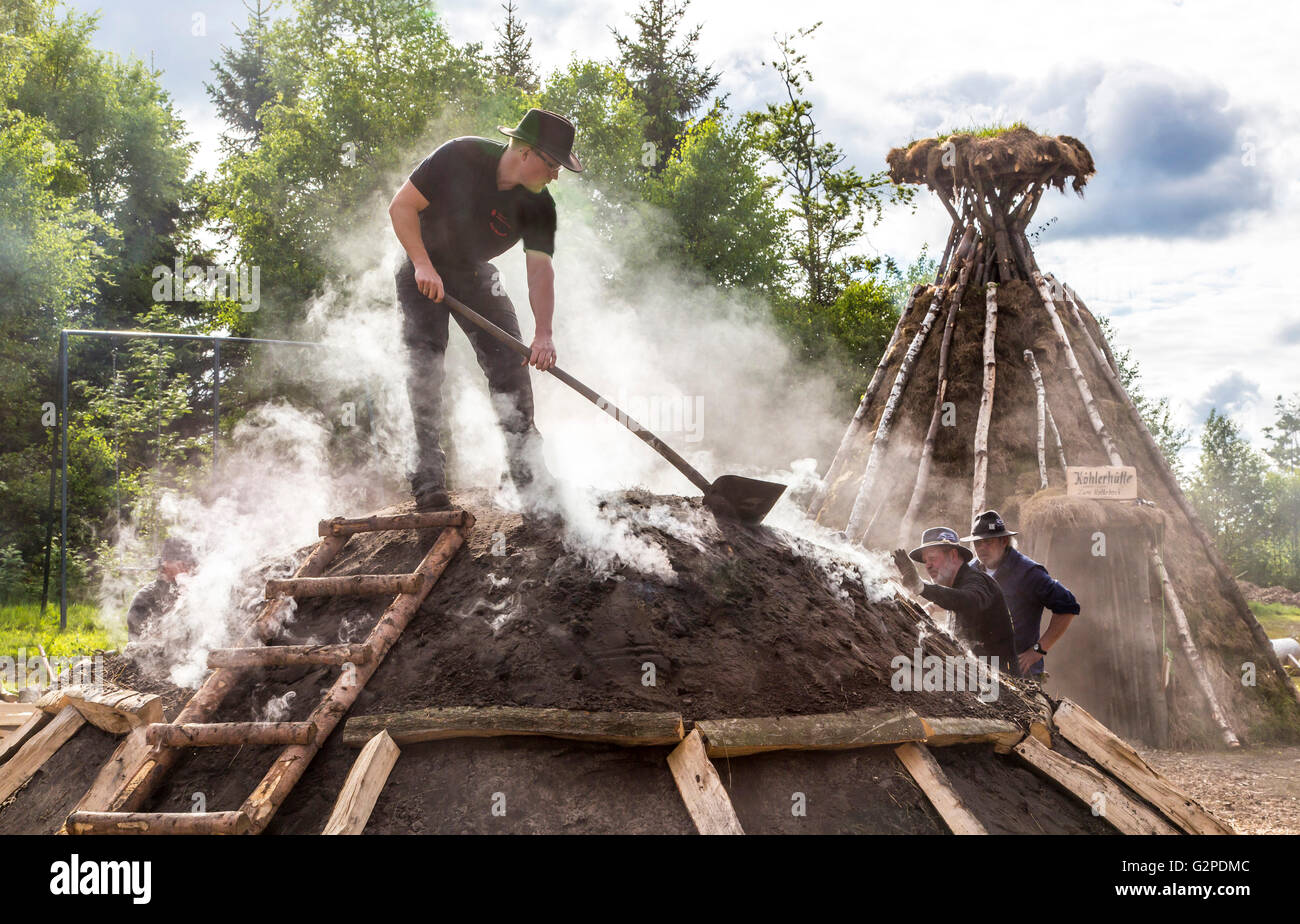 Running, burning, of a traditional charcoal kiln in WinterbergZüschen