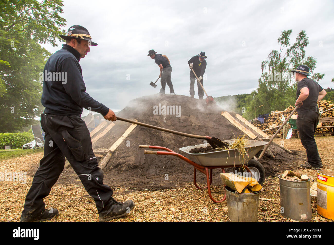 Running, burning, of a traditional charcoal kiln in WinterbergZüschen