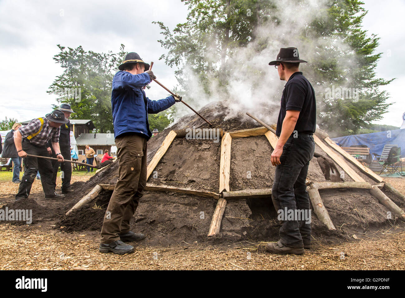 Running, burning, of a traditional charcoal kiln in WinterbergZüschen