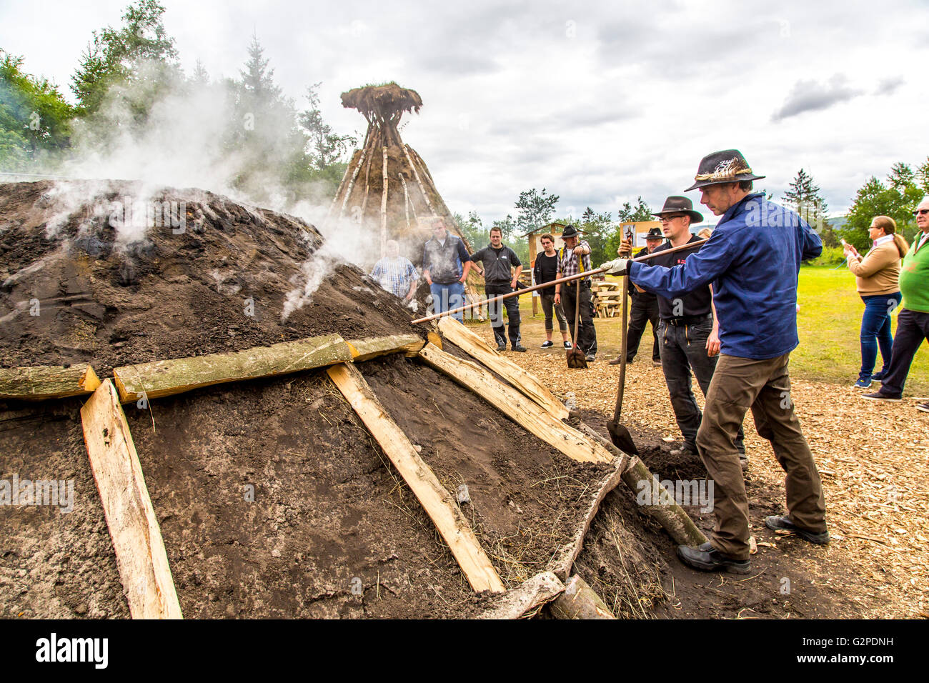 Running, burning, of a traditional charcoal kiln in WinterbergZüschen