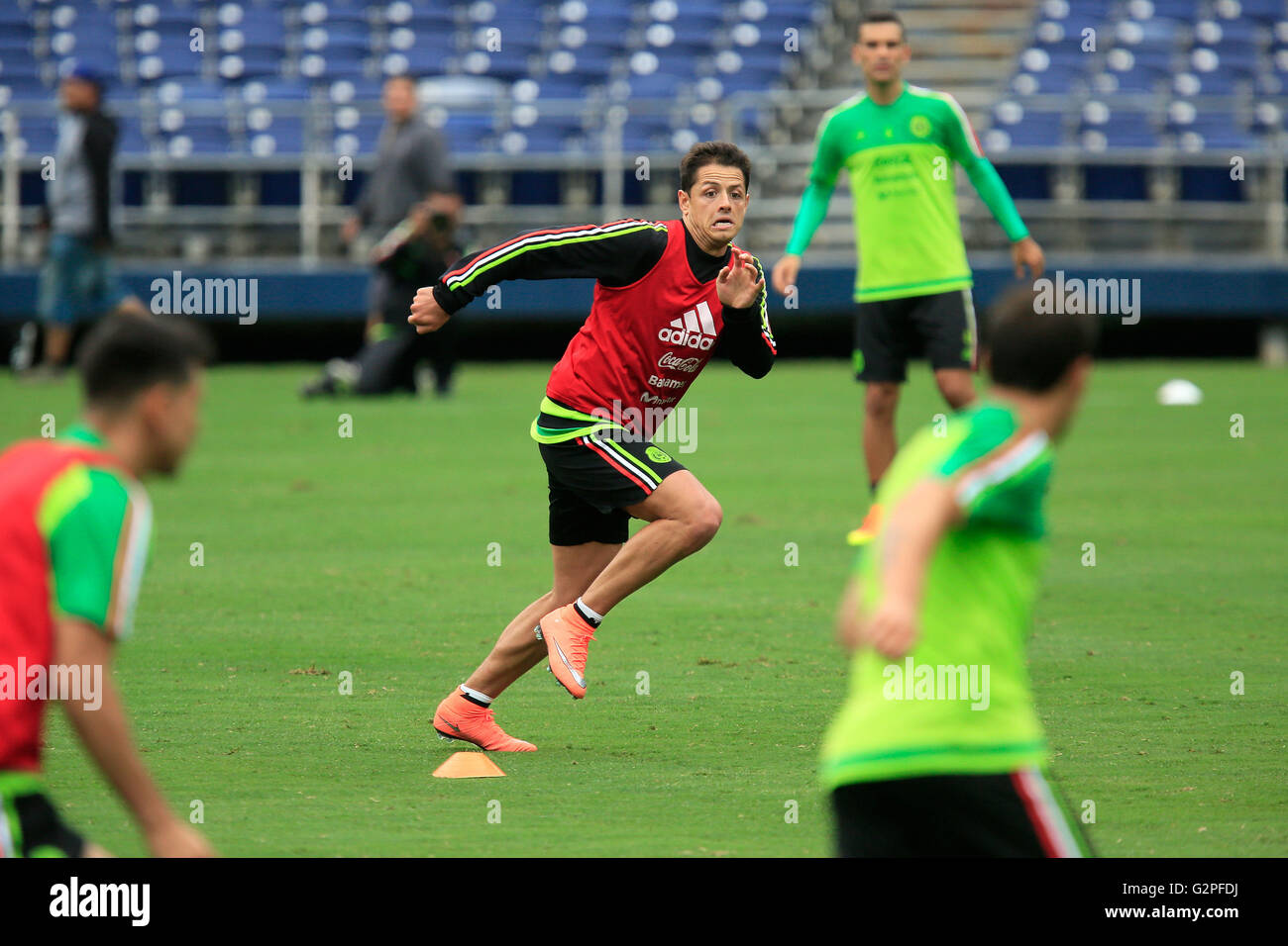 Ca, Usa. 31st May, 2016. SAN DIEGO, CA-MAY 31, 2016: | .Mexico's Javier ''Chicharito'' Hernandez looks for an opening during practice as the Mexico National soccer team prepares for their friendly match against Chile Wednesday at Qualcomm Stadium. © Misael Virgen/San Diego Union-Tribune/ZUMA Wire/Alamy Live News Stock Photo