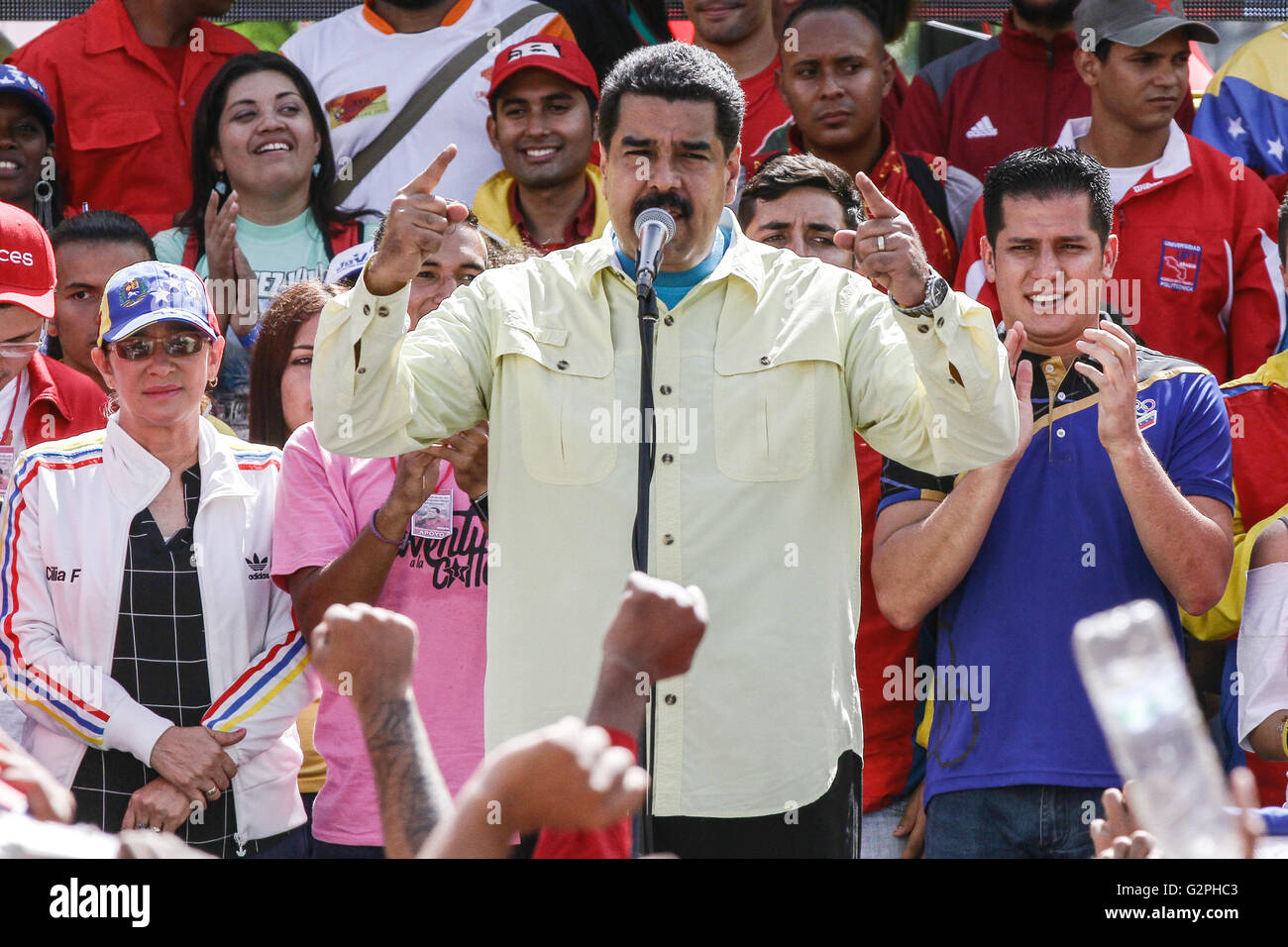 Caracas, Venezuela. 1st June, 2016. Venezuelan President Nicolas Maduro (C) delivers a speech during a rally in Caracas, Venezuela, on June 1, 2016. Venezuelan President Nicolas Maduro urged on Wednesday the youth and the progressive movements of the country to keep on with permanent campaign against the intention of the 'empire of intervene' in the Caribbean country. Credit:  Boris Vergara/Xinhua/Alamy Live News Stock Photo