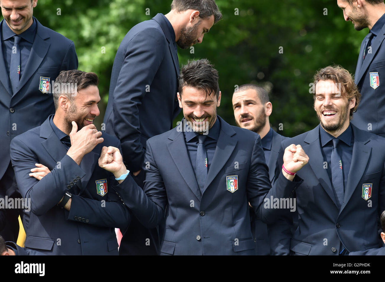 Florence, Italy. 1st June, 2016. Italian national soccer team goalkeeper Gianluigi Buffon (C) reacts during their official team photo shooting at the Coverciano training center, near Florence, Italy, June 1, 2016. © Alberto Lingria/Xinhua/Alamy Live News Stock Photo