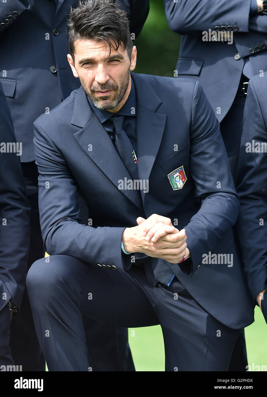 Florence, Italy. 1st June, 2016. Italian national soccer team goalkeeper Gianluigi Buffon reacts during their official team photo shooting at the Coverciano training center, near Florence, Italy, June 1, 2016. © Alberto Lingria/Xinhua/Alamy Live News Stock Photo