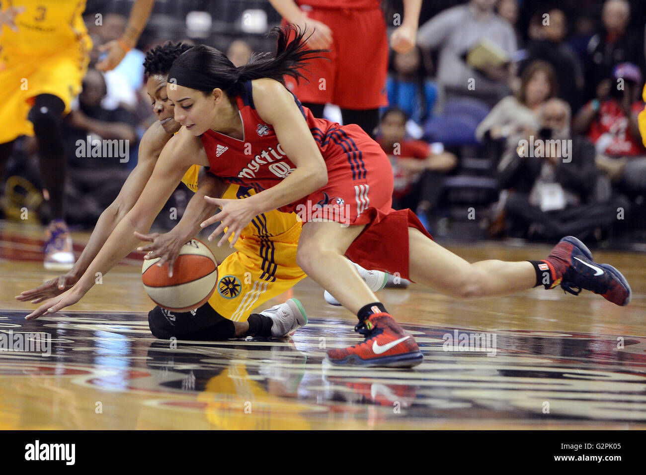 Washington, DC, USA. 20th May, 2016. 20160520 - Los Angeles Sparks guard ALANA BEARD (0) and Washington Mystics guard BRIA HARTLEY (8) dive after a loose ball on the floor in the first half at the Verizon Center in Washington. © Chuck Myers/ZUMA Wire/Alamy Live News Stock Photo