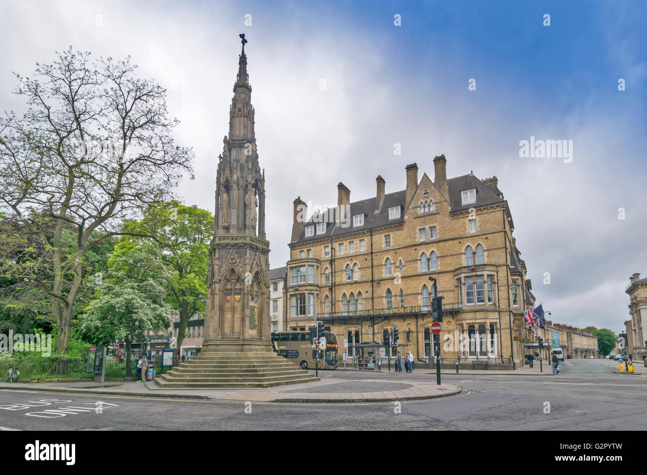THE RANDOLPH HOTEL AND MARTYRS MEMORIAL IN MAGDALEN STREET OXFORD CITY Stock Photo