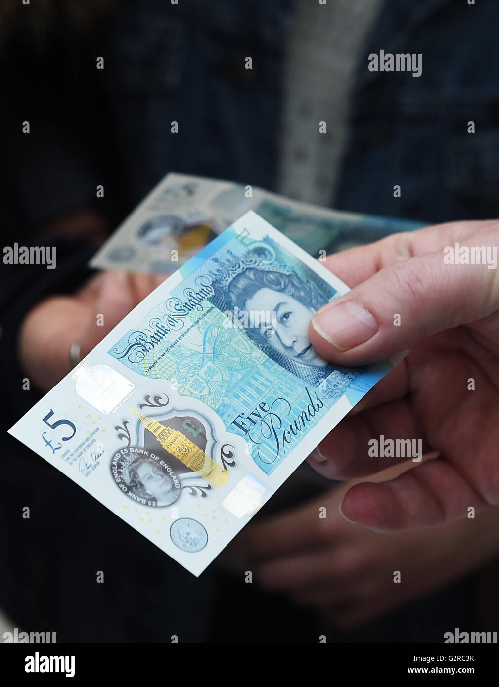 The new polymer Â£5 note featuring Sir Winston Churchill, is unveiled ...